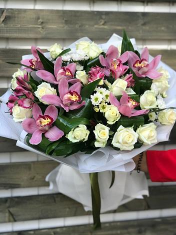 Букет цветов из: Розы и Хризантемы в Пудость
