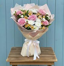 Букет цветов из:  Гвоздики, Орхидеи и Розы в Пудость