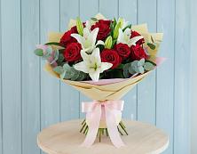 Букет цветов из:  Лилии и Розы в Пудость