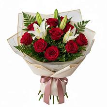 Букет цветов из:  Лилии и Розы в Пудость