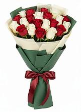 Букет Микс из красных и белых роз в Пудость