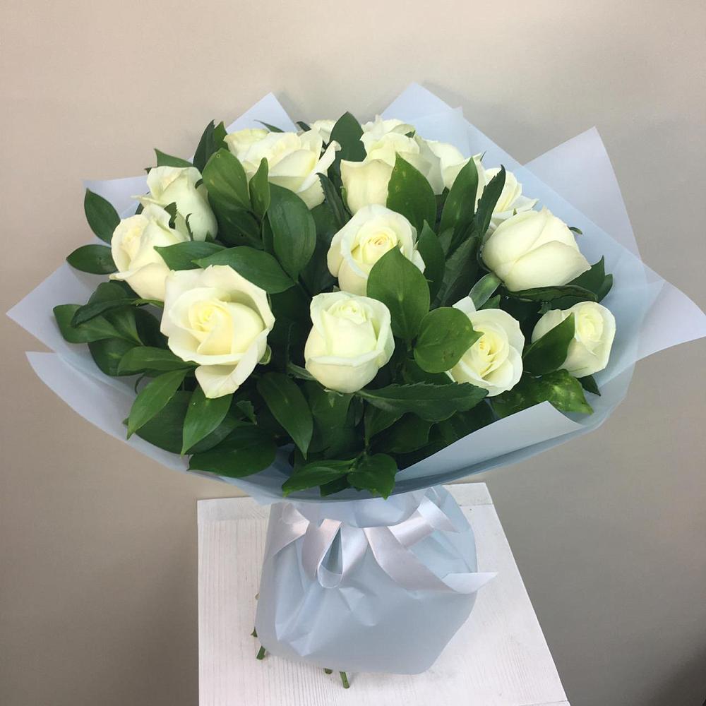 Букет 15 Белых роз Проуд в Пудость