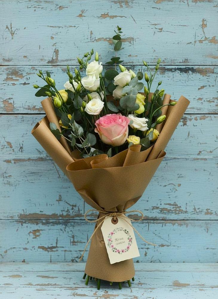 Букет цветов из: Розы и Лизиантусы в Пудость