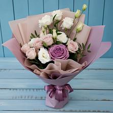 Букет цветов из:  Розы и Лизиантусы в Пудость
