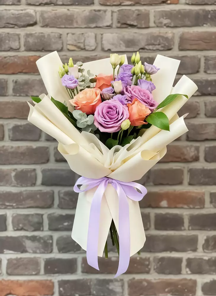 Букет цветов из: Лизиантусы и Розы в Пудость