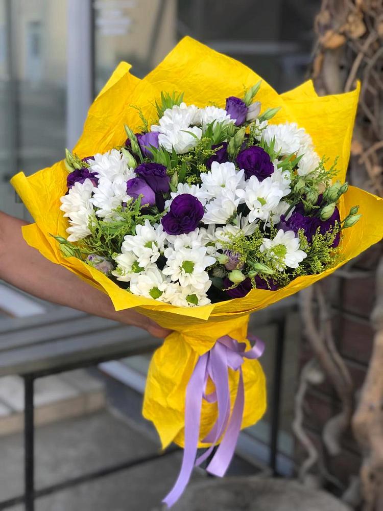 Букет цветов из: Ирисы, Хризантемы и Ромашки в Пудость