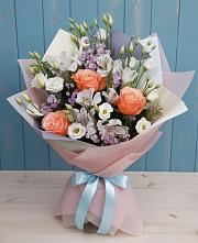 Букет цветов из:  Лизиантусы, Розы, Альстромерии и Гипсофила в Пудость