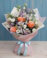 Букет цветов из:  Лизиантусы, Розы, Альстромерии и Гипсофила в Пудость