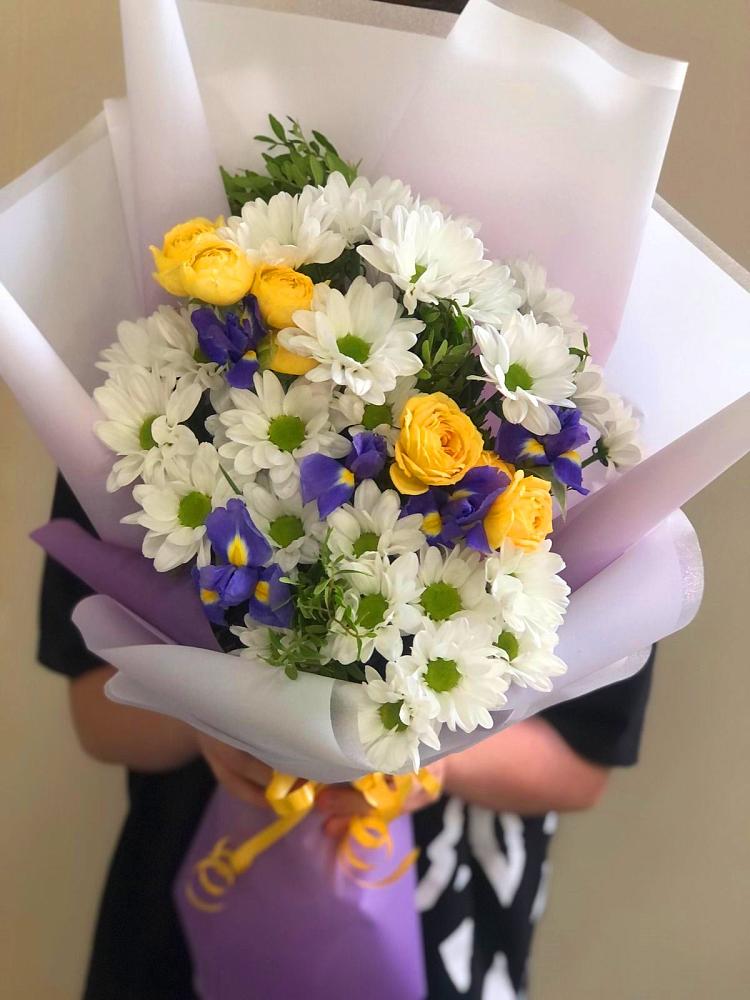 Букет цветов из: Ирисы, Хризантемы и Розы в Пудость