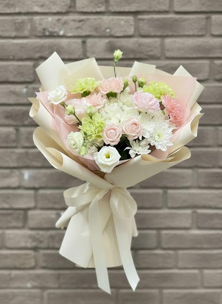 Букет цветов из: Гвоздики, Розы, Лизиантусы и Хризантемы в Пудость