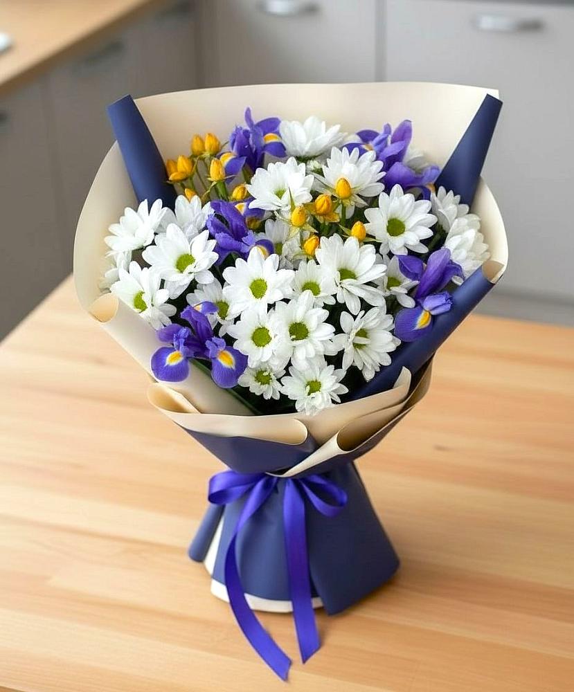 Букет цветов из: Розы, Ирисы и Хризантемы в Пудость