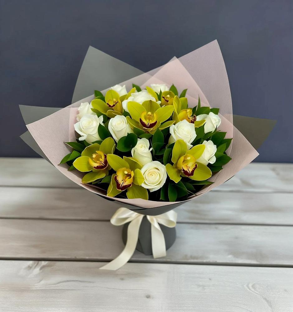 Букет цветов из: Орхидеи и Розы в Пудость