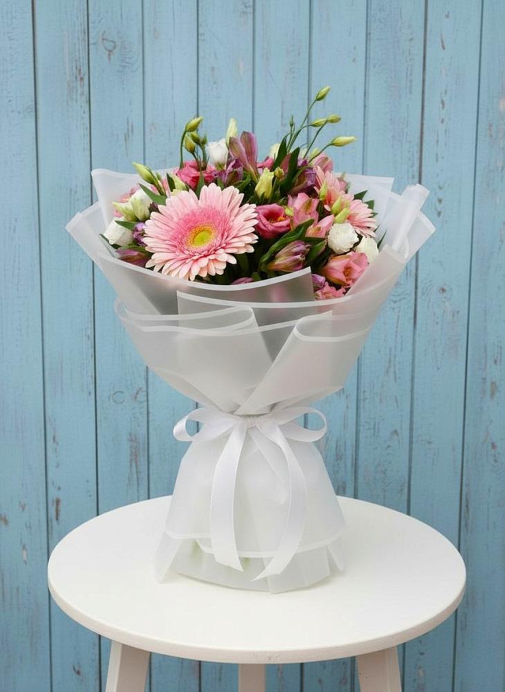 Букет цветов из: Герберы, Альстромерии и Лизиантусы в Пудость