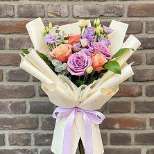 Букет цветов из:  Лизиантусы и Розы в Пудость