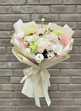 Букет цветов из:  Гвоздики, Розы, Лизиантусы и Хризантемы в Пудость