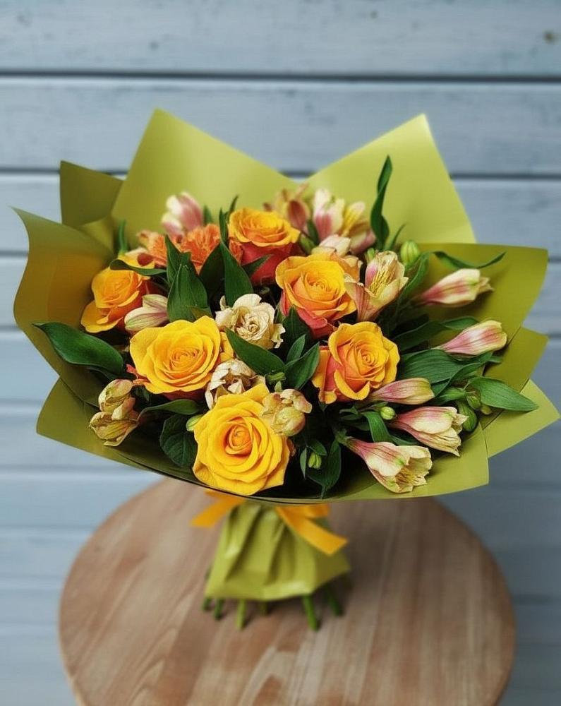 Букет цветов из: Альстромерии и Розы в Пудость