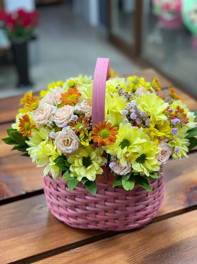 Цветочная композиция из Хризантемы и Розы в корзине в Пудость