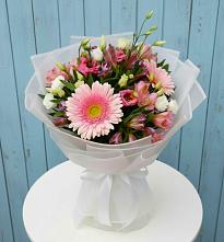 Букет цветов из:  Герберы, Альстромерии и Лизиантусы в Пудость