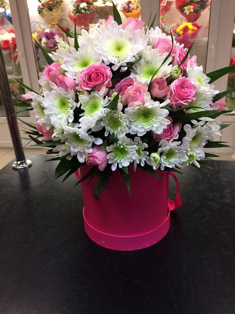 Цветочная композиция из Розы и Хризантемы в шляпной коробке в Пудость