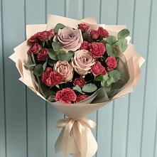 Букет цветов из:  Гвоздики и Розы в Пудость
