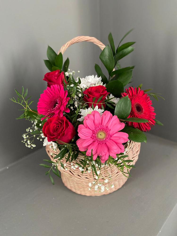 Цветочная композиция из Розы, Хризантемы и Герберы в корзине в Пудость