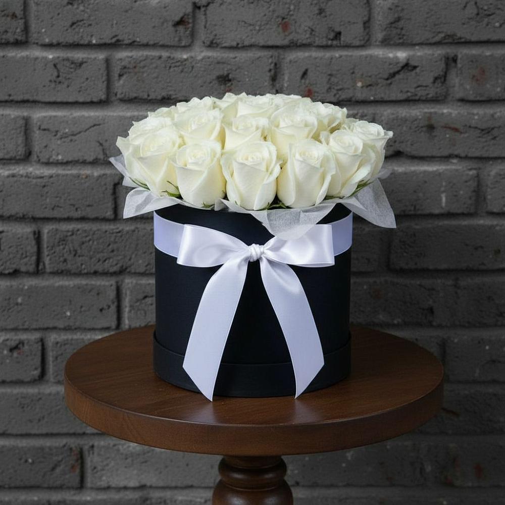 Цветочная композиция из Розы в шляпной коробке в Пудость