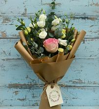 Букет цветов из:  Розы и Лизиантусы в Пудость