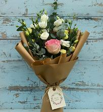 Букет цветов из:  Розы и Лизиантусы в Пудость