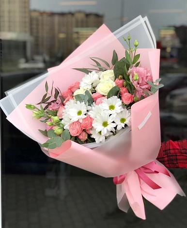 Букет цветов из: Розы, Лизиантусы и Хризантемы в Пудость