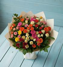 Букет Микс из разноцветных кустовых роз в Пудость