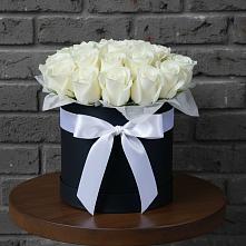 Цветочная композиция из Розы в шляпной коробке в Пудость