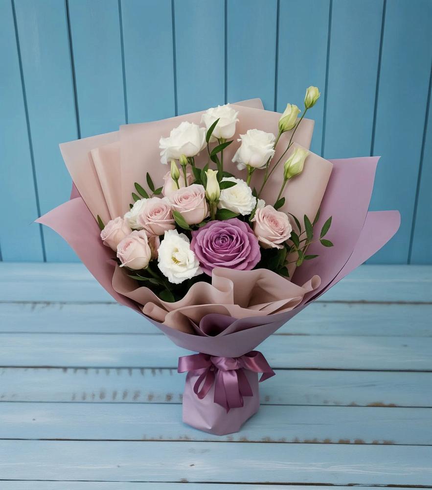 Букет цветов из: Розы и Лизиантусы в Пудость